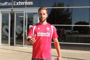 Jorge Pulido, con LA VOZ y Cadena SER en la puerta de Vithas Almería tras pasar el reconocimiento médico.