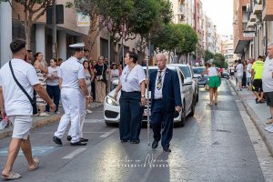 Miembros de la Armada, cortando el tráfico en la calle General Luque para el traslado de la Virgen del Carmen.
