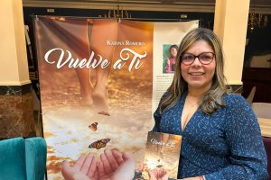 Karina Romero en una presentación de su novela.