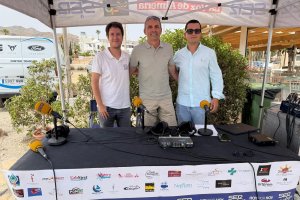 De derecha a izquierda: el concejal de Festejos de Mojácar, Pascual Artero; el alcalde de Los Gallardos, Francisco Miguel Reyes y el periodista y presentador Guillermo Mirón.