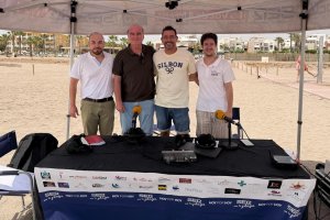 En el centro de la imagen el concejal de Playas de Vera, Pedro Salas y el gerente del restaurante Hoyo 19 Triana, Guillermo González, acompañados por José Sevilla y Guillermo Mirón, de la SER.
