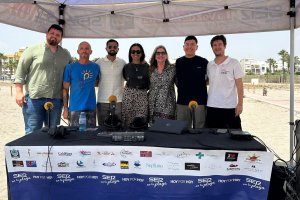 Los invitados y miembros de la SER que hicieron posible un completo Hoy por Hoy Levante este miércoles desde Vera Surfing.
