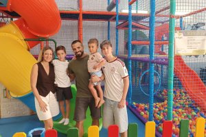Débora y José Francisco junto a sus hijos en el interior de CocoPark.