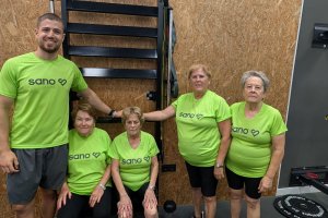 Matilde, Encarna, Rosario y María Dolores junto a su monitor de gimnasio Adrián.