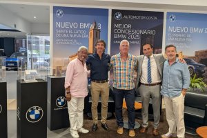 De izquierda a derecha: Humberto Kessel, cliente del concesionario; Francisco Alonso, presidente de ASEMPAL Automoción; Ismael Torres, alcalde de Huércal de Almería; Álex Batista, actual gerente de Automotor Costa, y Paco García, antiguo gerente.