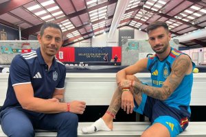 Álex Baena y el doctor Claudio Vázquez, durante la concentración de la Selección Española, con la pulsera del Cristo de la Luz de Dalías.