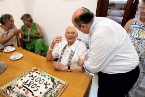 Gaspar Cuenca Casas, celebrando el siglo de vida entre amigos y familiares.