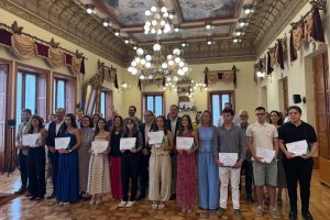 Los seis Premios Extraordinarios de Bachillerato y las tres mejores notas de la PAU, junto al resto de autoridades.