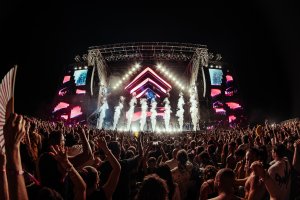 Miles de asistentes durante una de las últimas ediciones de Dreambeach, que este verano inaugura una nueva etapa en Vélez-Málaga con un recinto completamente renovado.