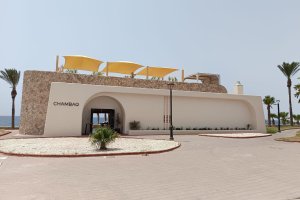 Vista exterior de Restaurante Chambao en pleno paseo marítimo de Balanegra.