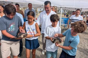 Los pequeños han sido los encargados de devolver a las tortugas roqueteras al Mediterráneo.
