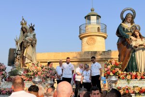 El tradicional lavado de cara de Santa Ana, a los pies del Castillo y junto a la Virgen del Carmen, es el acto más singular y emotivo de las fiestas de El Puerto