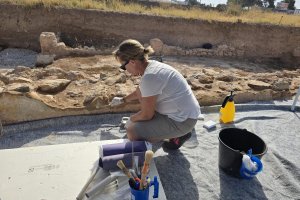 Noemí Sánchez en pleno trabajo de restauración.