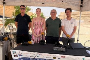 Parte del equipo de esta temporada de ‘La SER en la Playa’ junto con el gerente del Cine de Verano de Vera, Diego Rodríguez (segundo por la derecha), quien hablará hoy del proyecto para el regreso del cine a Garrucha.