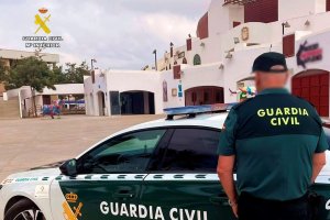 La Guardia Civil ha esclarecido nueve robos con fuerza en el interior de vehículos en Roquetas de Mar.
