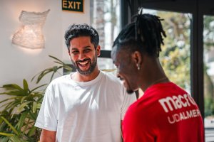 El presidente, Mohamed Al-Khereiji, con Brian Cipenga en la concentración del equipo en Marbella.