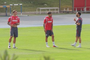 Marko Perovic y Alejandro Pozo con Álvaro Cano en el campo Anexo. Édgar González, que también saldrá del club, no estuvo en el césped.