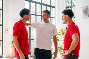 Mikel Vesga saludando a Jon Morcillo y Álex Sola nada más llegar a la concentración del Almería en Marbella.