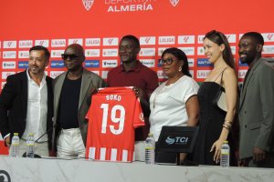 La familia de Patrick Soko en su presentación con el Almería el verano pasado. Ahora el delantero jugará cedido en el Leganés.