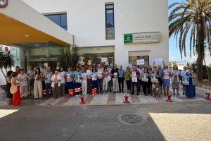 Concentración a las puertas del Centro de Salud Carboneras El Lometico