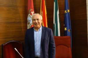 Pedro López en el salón de plenos el día de su despedida en el Ayuntamiento por jubilación.