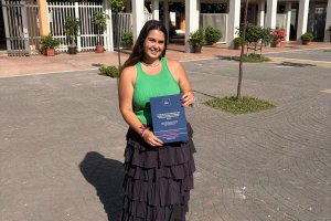 La almeriense posa con su proyecto calificado con matrícula de honor.
