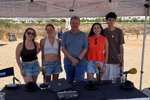 Foto de familia junto a la artista pulpileña, Noelia Hernández y su acompañante, Laza; el alcalde de Pulpí, Juan Pedro García y la concejala de Juventud, Nerea Gallardo.