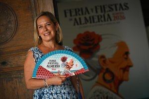 Amalia Martín posa con el abanico de la Feria de Almería 2026.