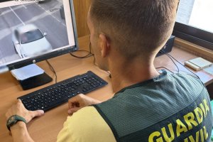 Un agente de la Guardia Civil, durante la investigación del caso.