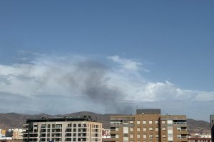 La columna de humo se divisa desde la capital