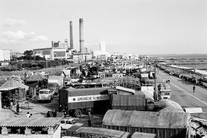El montaje de la Feria se hizo de forma caótica en las inmediaciones de la Central Térmica del Zapillo, frente a la línea de playa. 1975.
