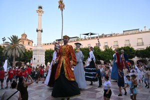 Gigantes y Cabezudos en la Plaza Vieja, uno de los atractivos de la Feria de Almería 2026.