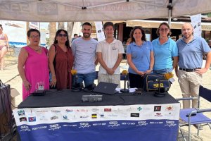 Los invitados al programa Hoy por Hoy Levante de la Cadena SER acompañados por parte del equipo de la radio desde Costa Tranquila, donde se ha emitido el ‘magazine’ desde el lunes.