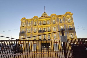 La Casa de las Mariposas, iluminada, da la bienvenida a la Feria de Almería.