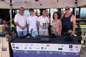 Invitados y parte del equipo de SER Levante en el Chiringuito Mar de Pulpí durante el programa.