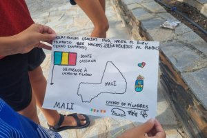 El regalo que niños de Castro prepararon para darle la bienvenida al pueblo a Bouye y Lassana