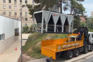El gran aparato climatizador llegó a Almeria desde Valencia en este camión.