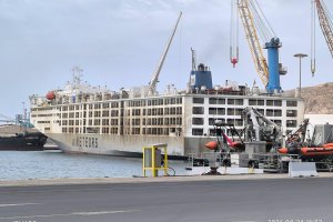 Imagen del S.ARAS, el barco cargado con miles de vacas atracado en el Puerto de Almería.