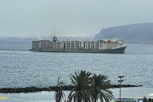 Imagen del S.ARAS a primera hora de la mañana del lunes, cuando llegaba al Puerto de Almería.