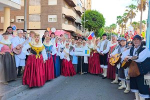 La Asociación Agrupación Folclórica Aduares (Canarias) durante la Batalla de Flores de este año, a la que pertenece el bailarín trasladado al Hospital.