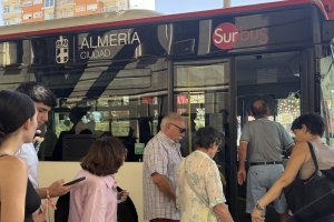 Los autobuses de Alsa Surbus acogen a decenas de personas.