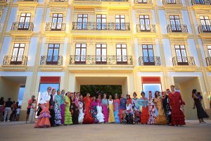 Parte de las flamencas que asistieron a la quedada, en una imagen tomada en la portada el jueves 27 de agosto