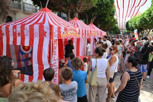 Celebración de juegos inclusivos en el Paseo de Almería durante esta Feria 2026.