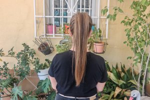 La maestra que ha renunciado a su plaza de interina en Albox por la distancia, de espaldas en su casa de Granada.