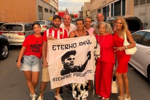 La familia de Raúl, minutos antes de entrar al Estadio de los Juegos del Mediterráneo en el quinto aniversario de su trágico fallecimiento.