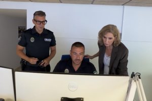 Julia Ibáñez junto a los responsables de la Policía Local ejidense en el CECOV.