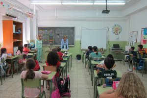 Niños y maestras en un colegio con un aparato de aire acondicionado, algo de lo que no disponen todos los centros de Almería.

EUROPA PRESS
12/5/2015