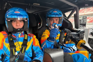 David Bisbal y Fernando Alonso, en el Circuito de Barcelona