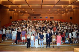 Bienvenida a estudiantes internacionales.