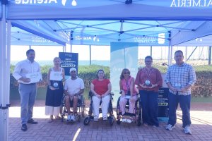 Los representantes de ASPAYM Almería junto a los premiados y reconocidos durante este evento, a falta de la Persona ASPAYM del año..